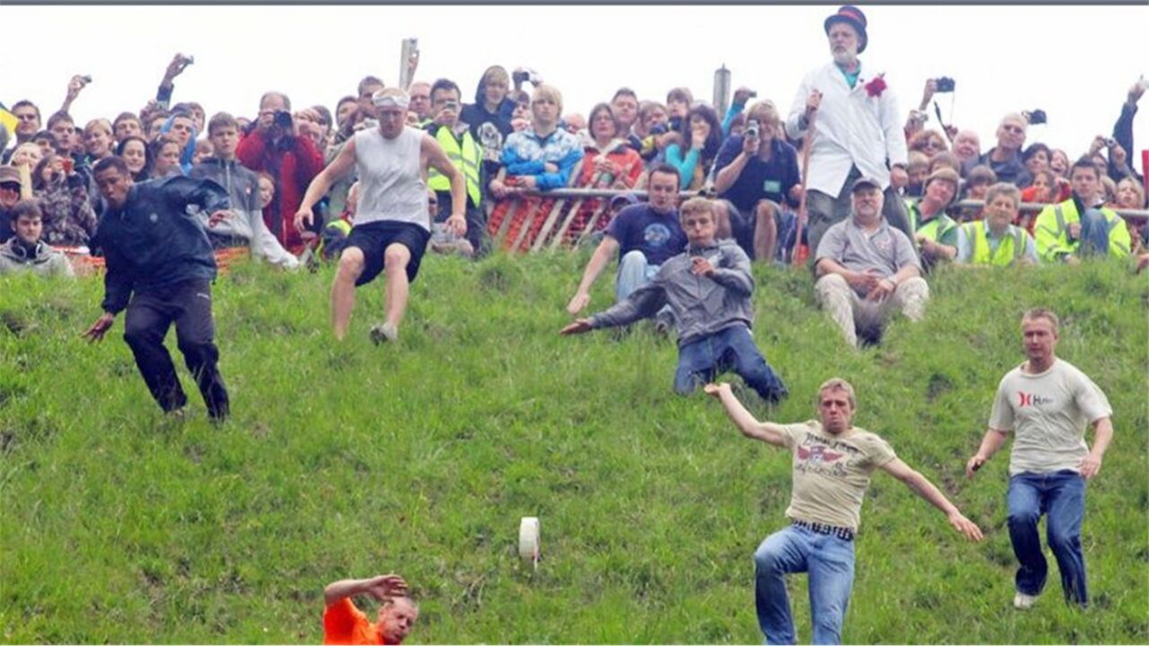 英国举办疯狂滚奶酪大赛,选手从100米高山坡滚下来,人仰马翻_腾讯视频