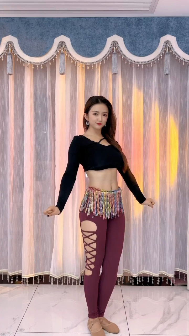 看到我的四块腹肌了吗?#微胖女生#肚皮舞基本功