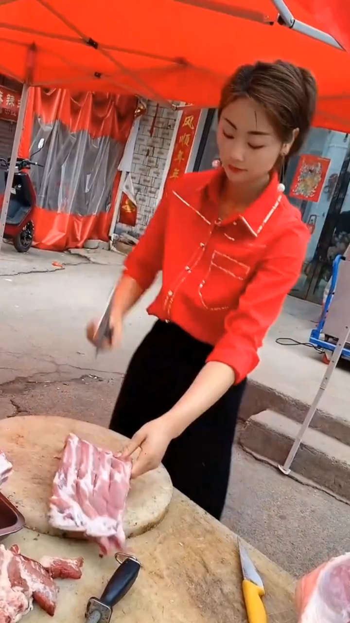 河南女子卖猪肉走红,人称"猪肉西施",网友只买她切的肉#卖肉