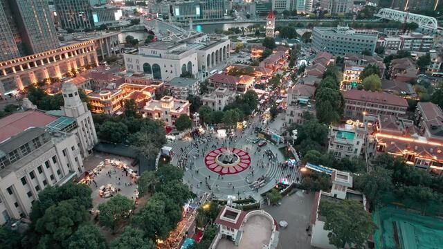 天津市,穿过意风区看北安桥上四大神兽