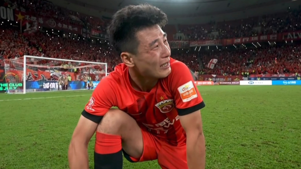 海港夺冠后众生相:奥斯卡振臂怒吼庆祝 武磊跪地上哭