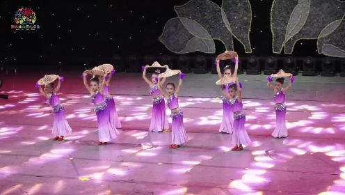 少儿群舞《傣家小妹》是一支傣族舞，具备傣族的风格特色，有名的三道弯，希望小演员们将舞蹈学习内化于心，外化于行，形神兼备。