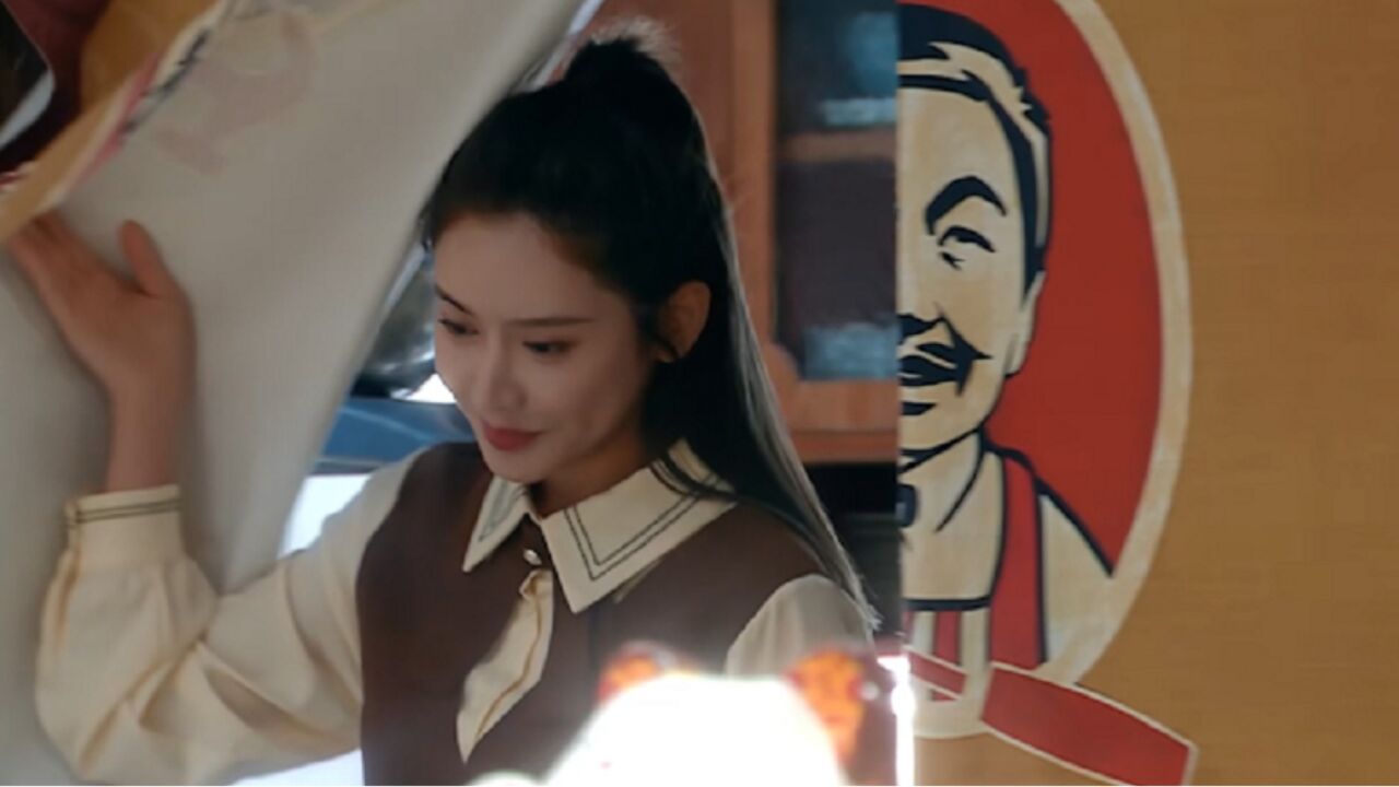 米娜这幅打扮美呆了,超短裙配大长腿,不愧是篮球主持人的王牌