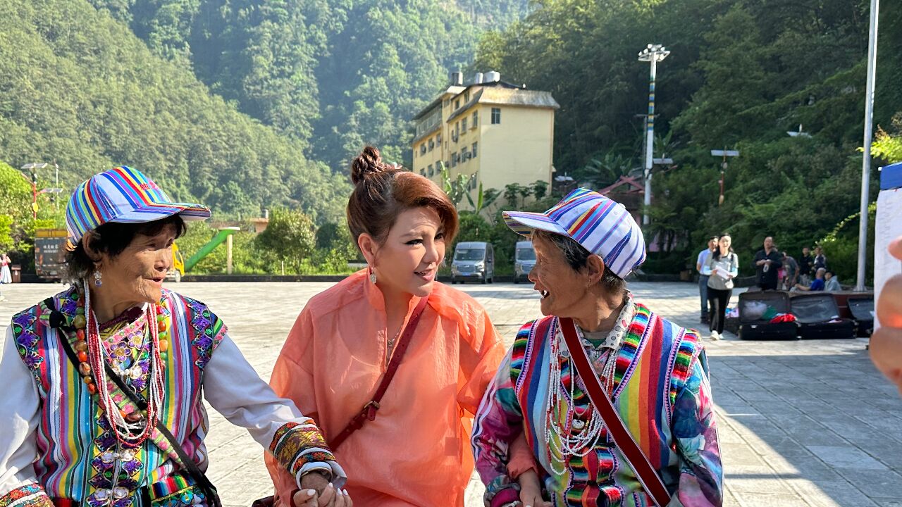 跟着乌兰图雅音乐去旅行 走进云南省怒江傈僳族自治州贡山县独龙江乡