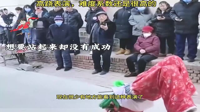 街头出现的高跷艺术表演