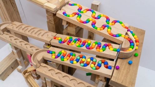 趣味DIY赛道玩具 各种颜色滚珠们的木制赛道追逐赛 工程车终点