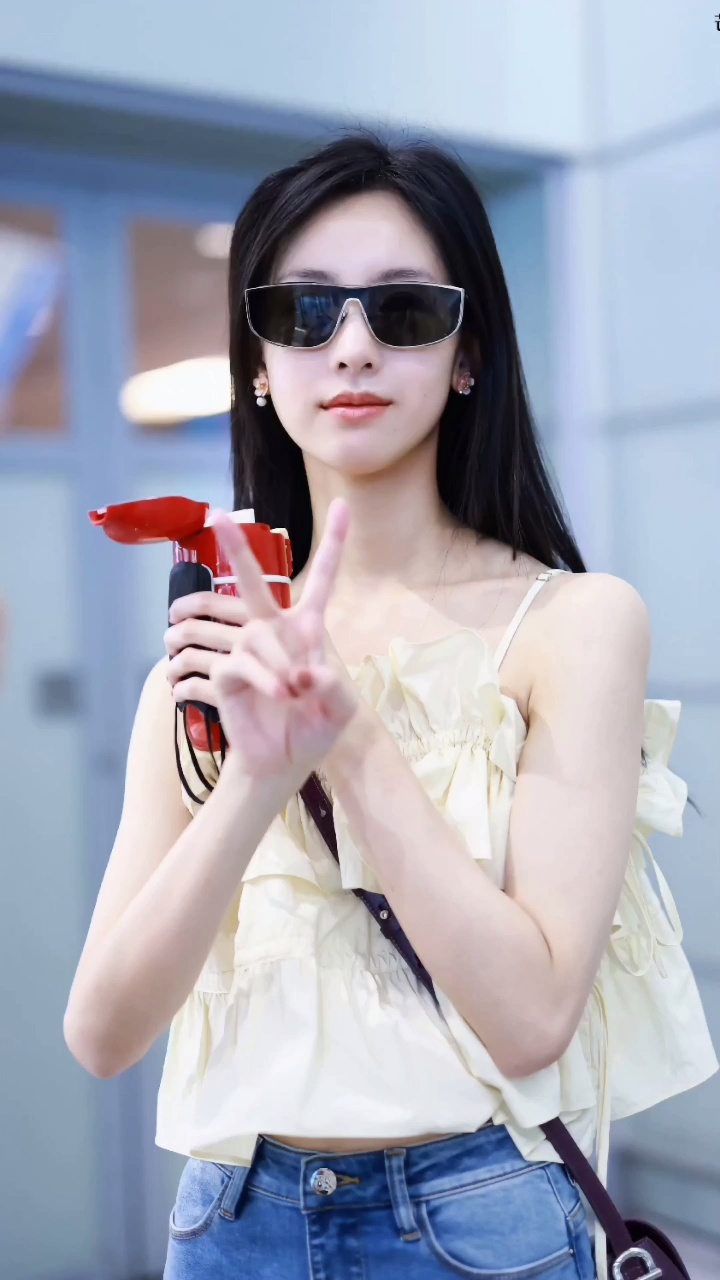 陈都灵机场出发,可爱的嘟嘟拿水壶夏天就是要补水,好米啊