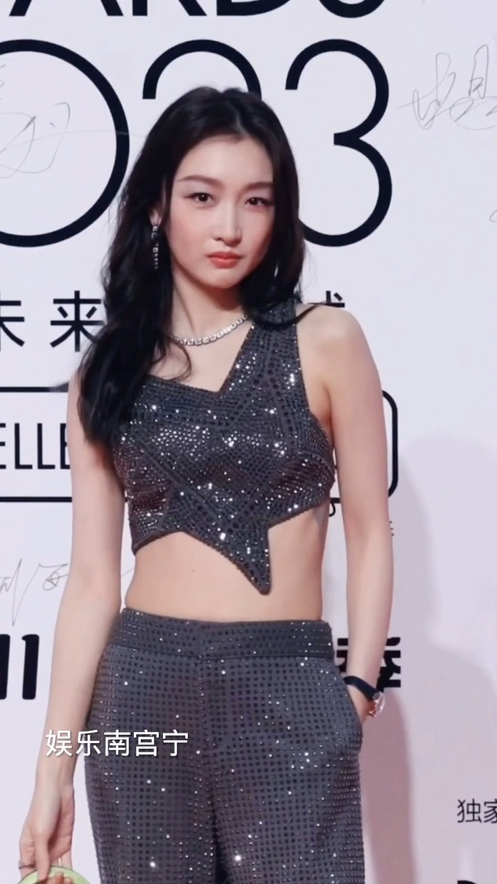 周冬雨一身亮片吊带上衣现身,酷飒性感又独具个性,让人有点担心会掉的