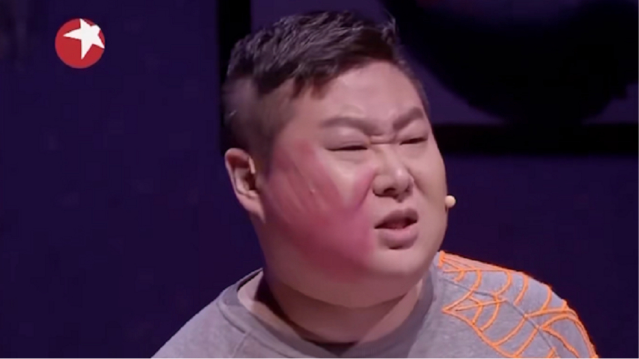 小伙脸上一个巴掌印,不是妻管严就是家暴,这一幕太逗