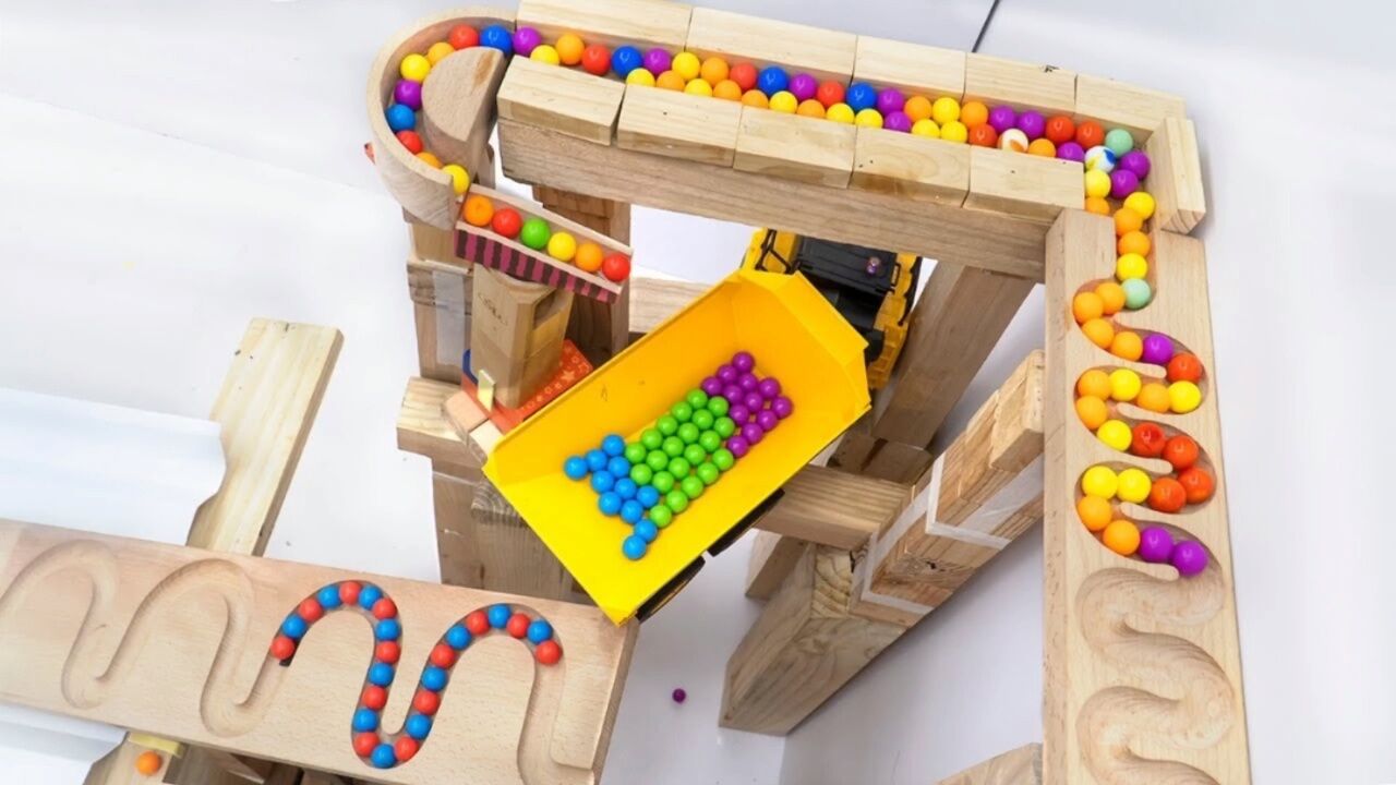 趣味益智赛道玩具 用积木自由组合而成的滚珠赛道 滚珠卡车和气球混合