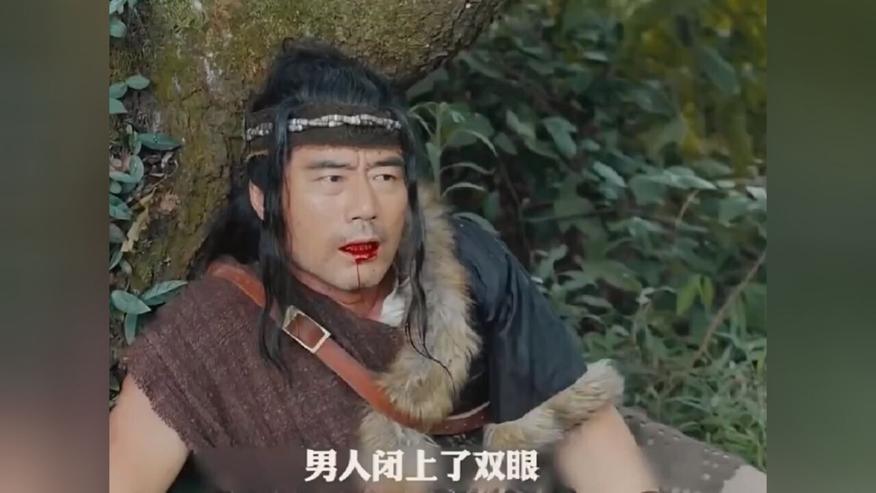 猎人为救大蛇失去生命,大蛇为报恩守护男孩.