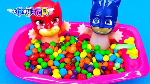 玩具动画：猫小子和猫头鹰女在洗彩虹糖果浴，快来和她们一起玩呀