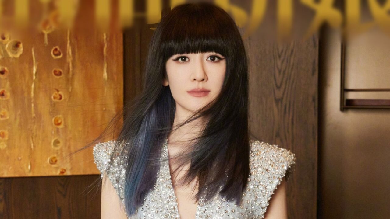 谢娜黑长直齐刘海美出圈,深v羽毛长裙秀身材,完美驾驭状态超好