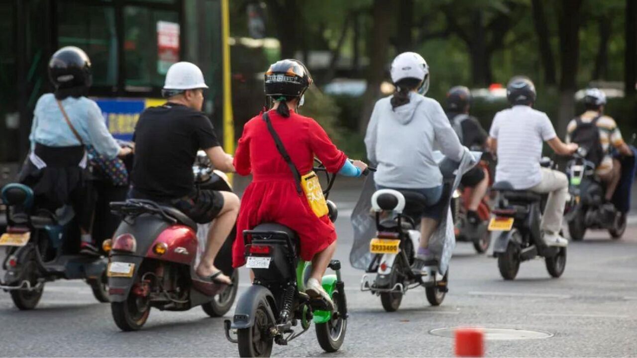 本月起全国性电动车"新规"正式实施,交警:选头盔要认准这5点