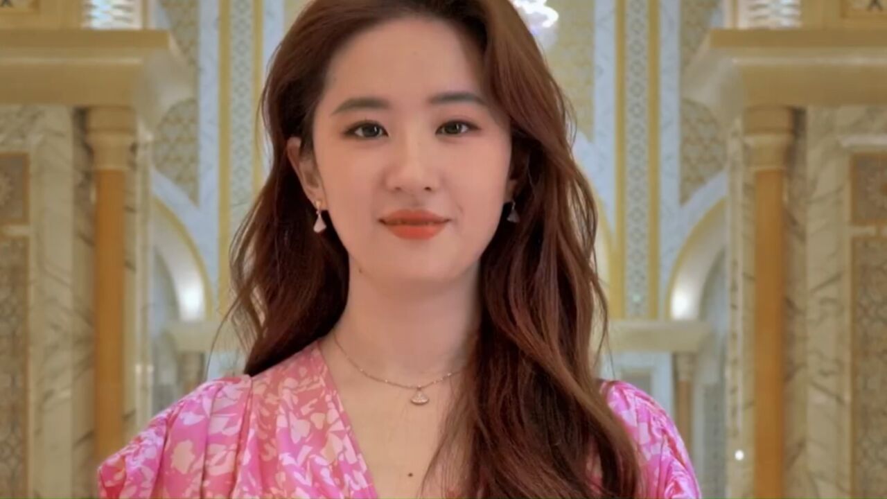 刘亦菲《玫瑰故事》杀青现场,林更新瘦成帅小伙,二人合影露笑欢乐多