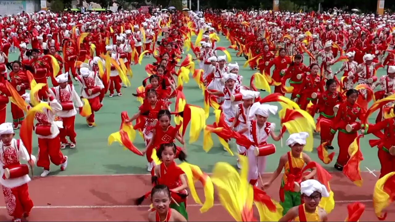 又一年的千人安塞腰鼓,安塞十七所中小学腰鼓队齐聚体育场,献上一场