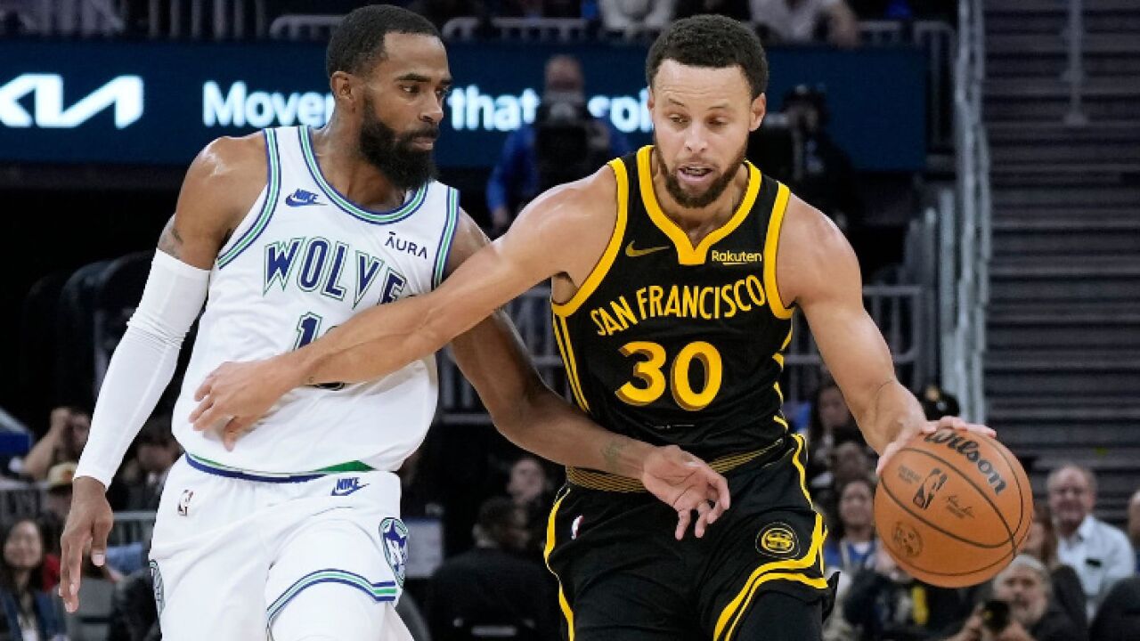 库里右膝扭伤缺战森林狼:疑似受伤画面曝光,突破遭三人围堵摔倒