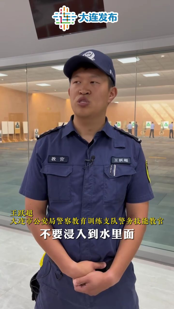 警察赤膊图片