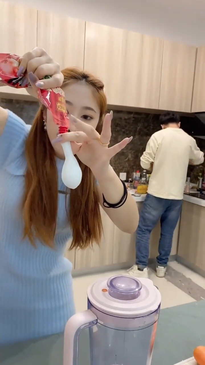 假装仓鼠掉进榨汁机,男友当场吓懵了!_上