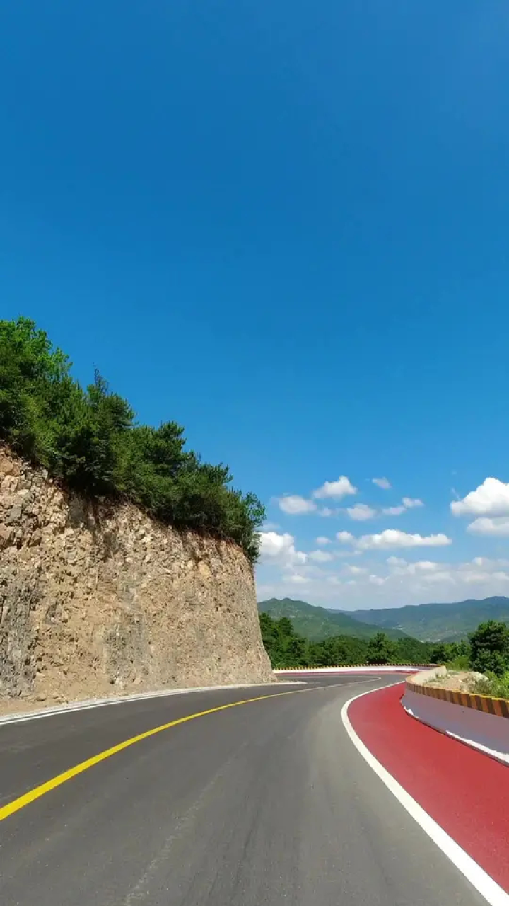 网红公路 #蓝天白云晴空万里 #身体和灵魂总有一个在路上