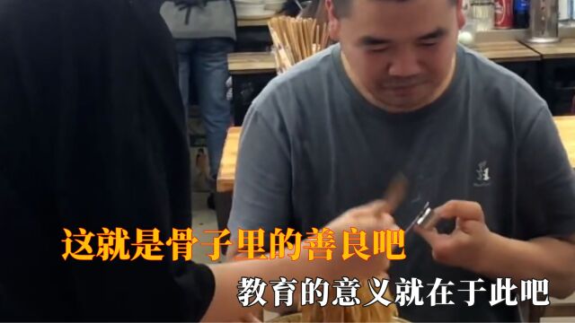 这就是骨子里的善良吧,暑假工给客人拌面,教育的意义就在于此