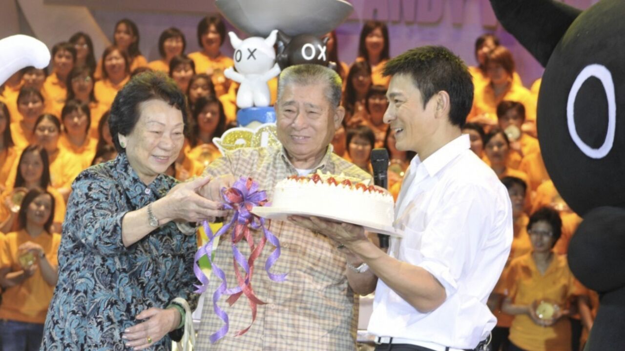 刘德华爸爸享年89岁离世,回顾父子同框画面,华仔贴身陪伴超温馨