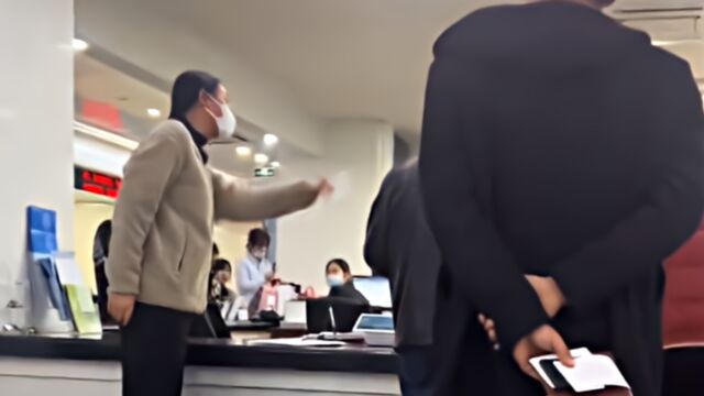 女子办事大厅怒怼工作人员,官方:不存在“一次性告知”不到位