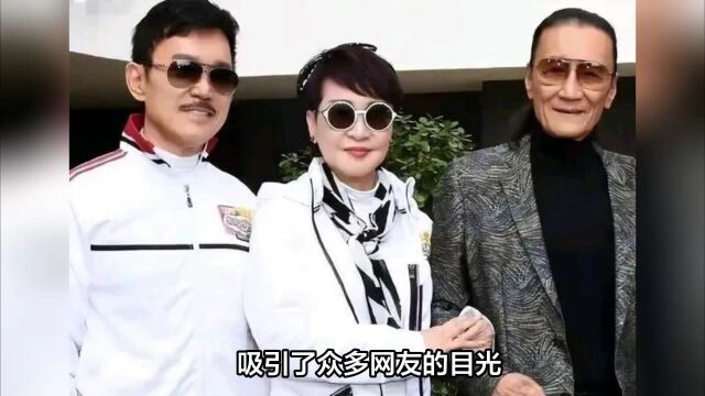 谢霆锋妈妈携二任老公亮相,71岁了还穿波点裙配“绿鞋”,穿搭比大姑娘还好