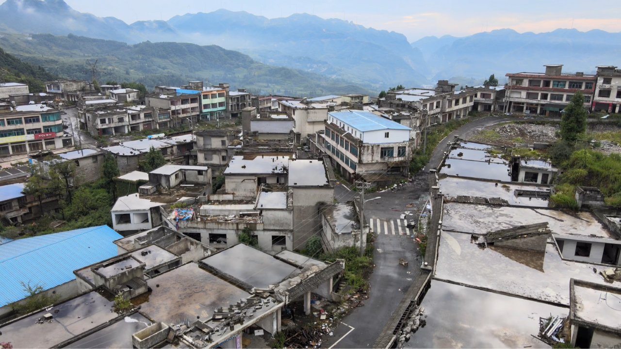 走进贵州废弃无人小镇,6年前集体搬走,这里发生了什么?