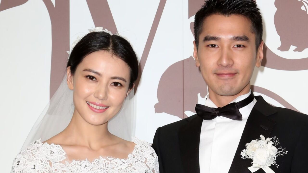 赵又廷接女儿放学,4岁rhea高颜值神似高圆圆,婴儿车中喝奶超萌