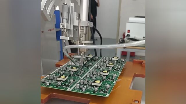 研成工业自动焊锡机——PCB板焊接