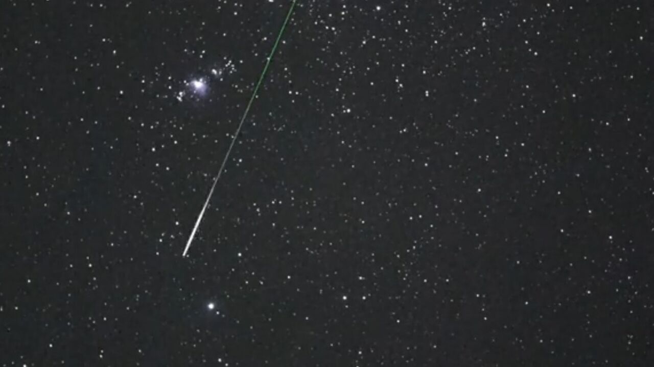 见者好运!双子座流星雨穿越猎户座,摄影师云南拍摄绝美一刻