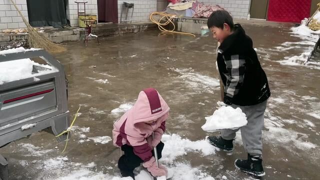 家乡连降大雪封路,公爹和村民们凝心聚力清扫,一会功夫就干完