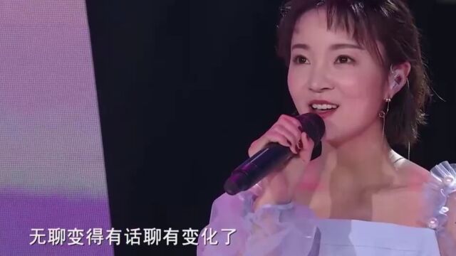 两位歌手带来《小酒窝》,像极了热恋的情侣,歌声甜在心里