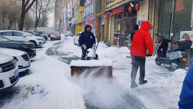 沈阳近两天的雪后真冷,但除雪人的心是暖暖的,提示出行注意安全 #雪天路滑注意安全[话题]# #东北的冬天嘎嘎冷[话题]# #暖心