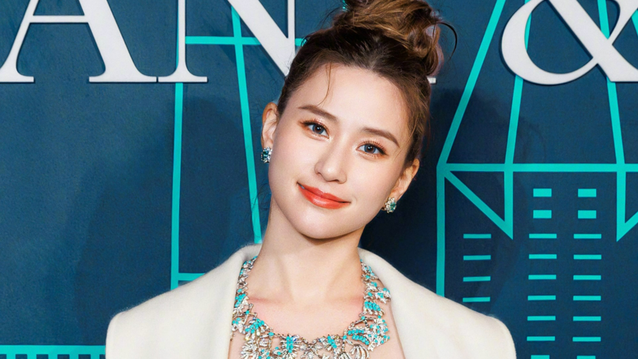 何超莲珠宝活动生图曝光腮帮子大赘肉明显穿搭被吐槽土味十足