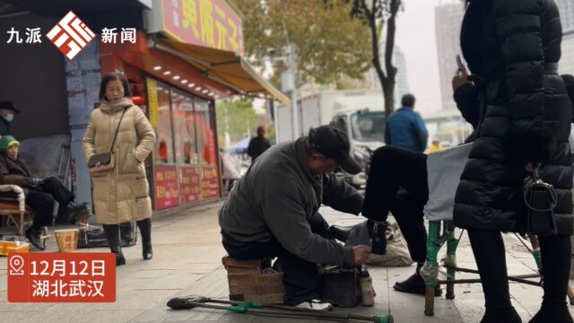 武汉最后的擦鞋匠,6旬残疾老人在武汉擦鞋34年:会有客人特意跨江来修鞋,老客人都走了