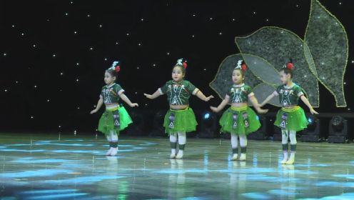 少儿群舞《童年叮叮当》通过舞蹈的方式,小演员们可以更好地表达自己的情感和想象力,同时也能够锻炼身体,增强自信心和表达能力。因此,童年叮叮当舞蹈表达了儿童的童心、