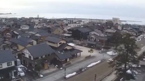 直击日本7.4级地震现场：没固定的物品都在摇晃 路人蹲地避难