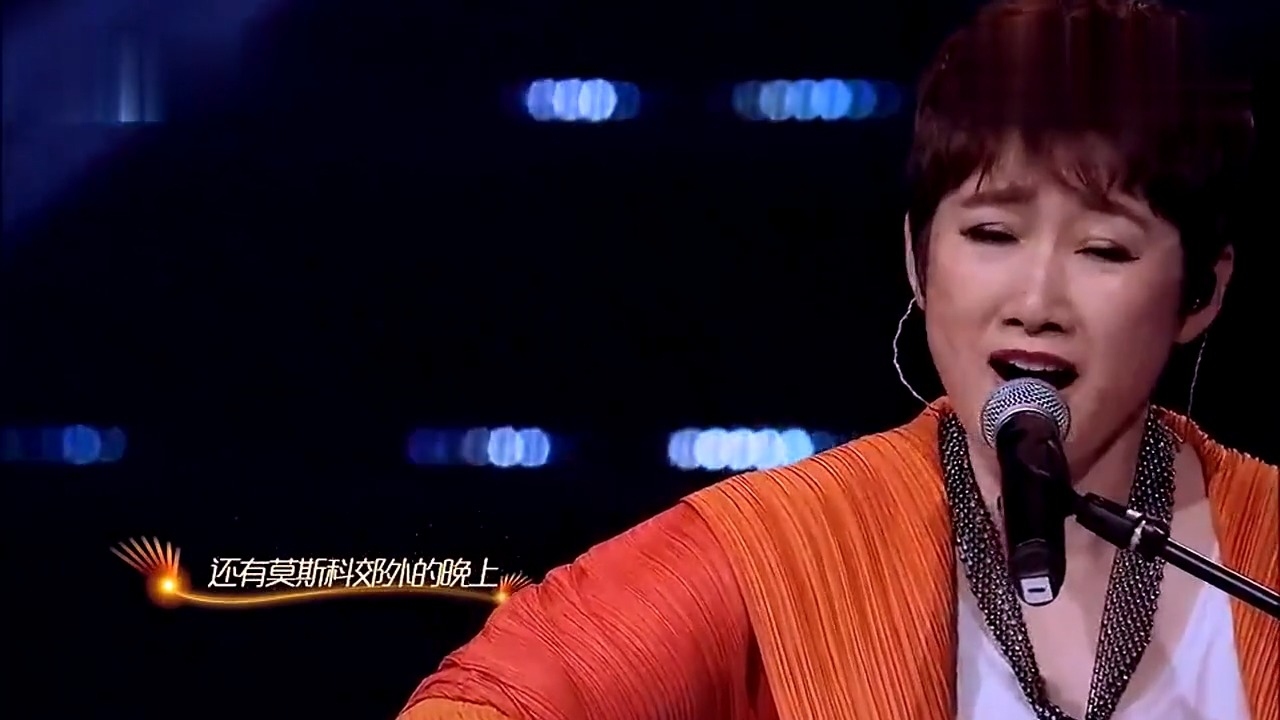 成方圆弹唱《往日时光》,歌声夹杂情感丰富,感动全场观众