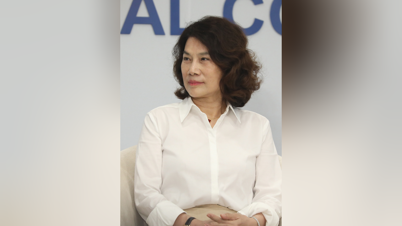 董明珠回应玫瑰空调被网友吐槽:说我土没所谓,要把空调做成家里的艺术