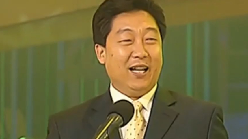 郑健就一个人说起了相声,王平默默登场,逗笑全场观众