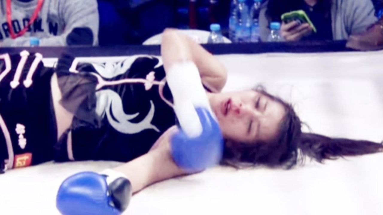 体坛名场面|日本美女拳手被中国散打一姐飞膝打晕在