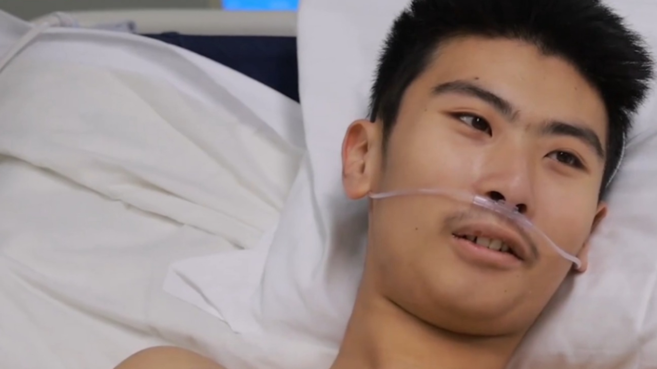 父母在监护室外,守了三天三夜,处在青春期的儿子也心疼他们