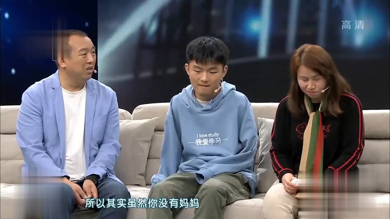 父亲与继母尽最大的爱给予无臂男孩,才培养成阳光积极的样子