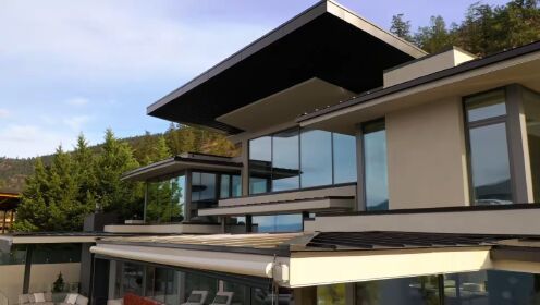 位于加拿大基洛纳的一座有着美丽湖景的现代度假别墅