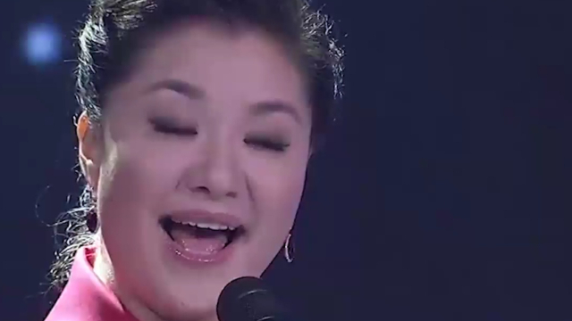 王丽达身着红色连衣裙,演唱陕北民歌《南泥湾》,值得收藏