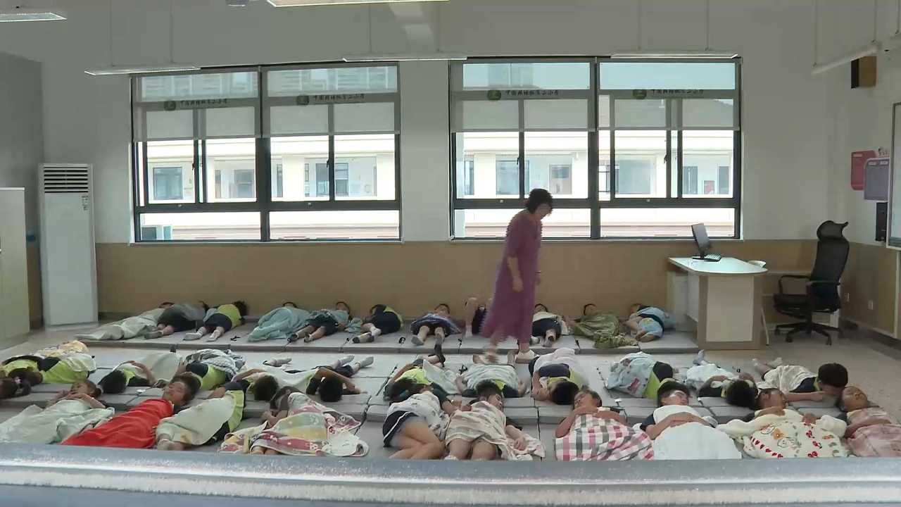 浙江多地中小学实行"午休躺睡"