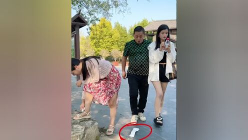 美女你东西掉了,这也太尴尬了#夫妻搞笑幽默视频