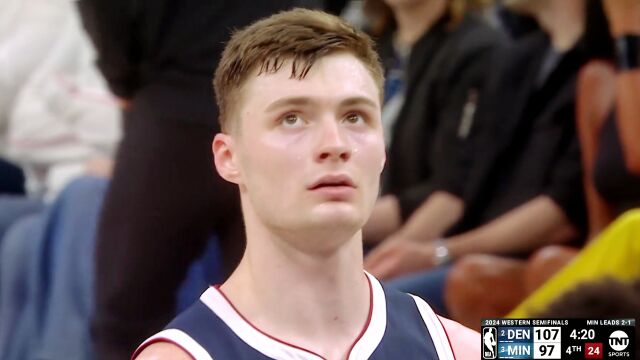 看着都疼！老康利飞扑抢断 重重摔出场外